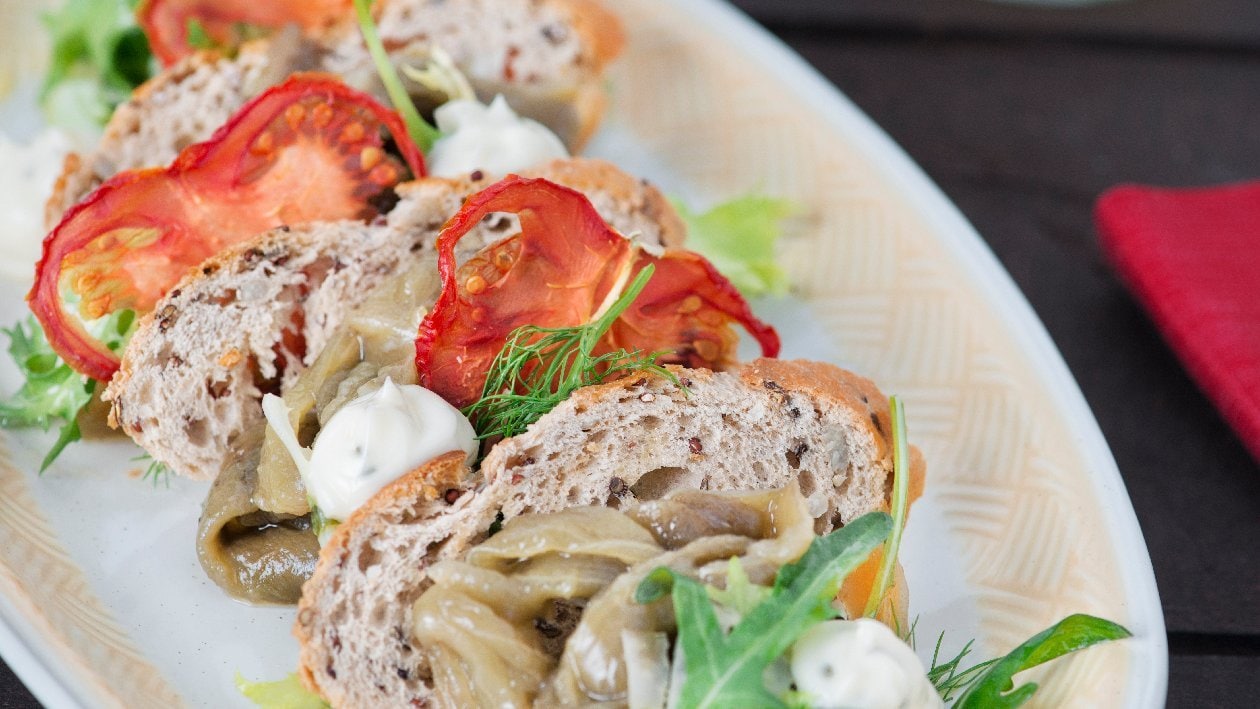 Millefoglie di pane ai semi essiccato con caviale di melanzane e maionese al basilico – - Ricetta