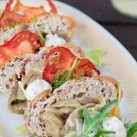 Millefoglie di pane ai semi essiccato con caviale di melanzane e maionese al basilico Millefoglie di pane ai semi essiccato con caviale di melanzane e maionese al basilico
