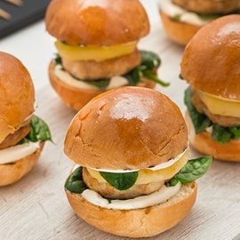 Mini burger di pollo e mele con spinacini e maionese al pepe e lime Mini burger di pollo e mele con spinacini e maionese al pepe e lime