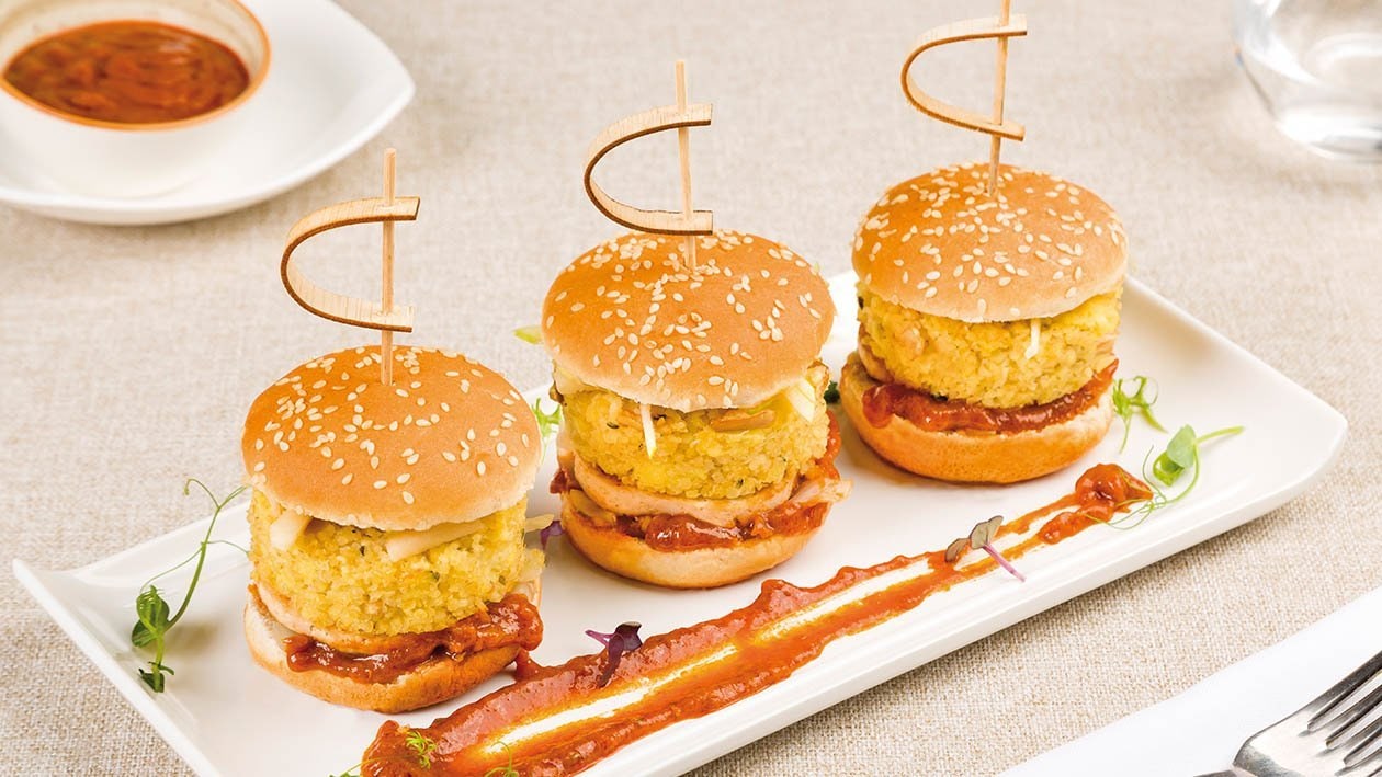 Mini burger vegano di bulgur, tofu, cavolo stufato, e salsa al peperone rosso e tabasco – - Ricetta