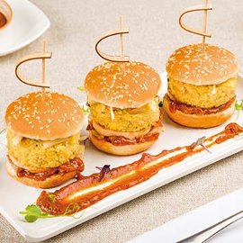 Mini burger vegano di bulgur, tofu, cavolo stufato, e salsa al peperone rosso e tabasco Mini burger vegano di bulgur, tofu, cavolo stufato, e salsa al peperone rosso e tabasco