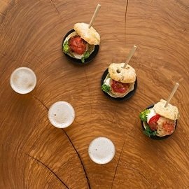 Mini hamburger al pomodoro secco con cime di rapa, burrata e maionese alle acciughe e aglio Mini hamburger al pomodoro secco con cime di rapa, burrata e maionese alle acciughe e aglio