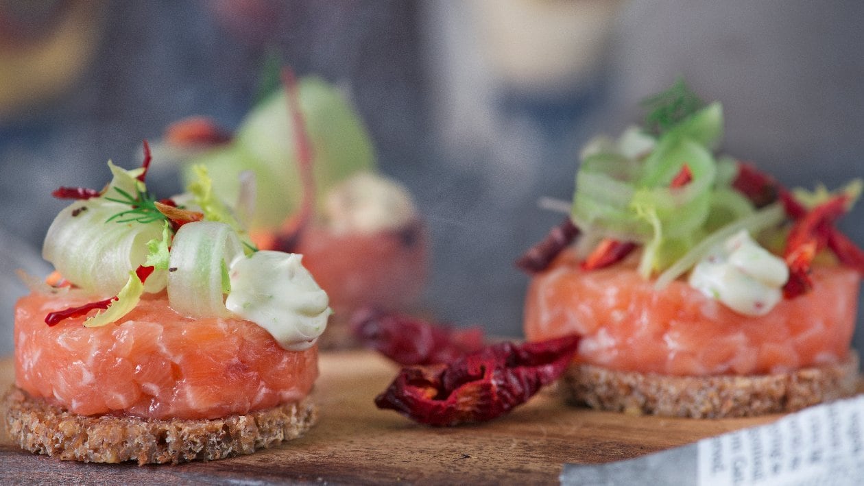 Mini-hamburger di salmone con sedano e peperone crusco – - Ricetta Mini-hamburger di salmone con sedano e peperone crusco – - Ricetta