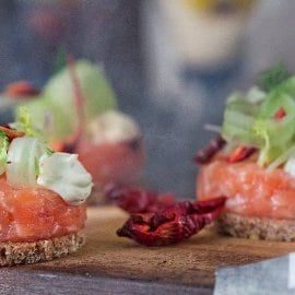 Mini-hamburger di salmone con sedano e peperone crusco Mini-hamburger di salmone con sedano e peperone crusco