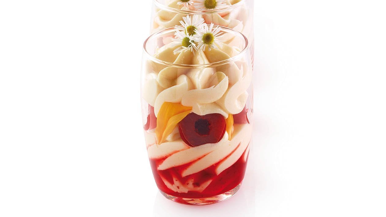 mousse al cioccolato bianco, ciliegia e fiori di camomilla – Ricetta