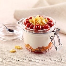 Mousse al limone con ciliegie e corn flakes Mousse al limone con ciliegie e corn flakes