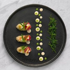 “Nigiri” di riso carnaroli riserva al latte di mandorla affumicato, limone candito, carpaccio di tonno rosso e salicornia “Nigiri” di riso carnaroli riserva al latte di mandorla affumicato, limone candito, carpaccio di tonno rosso e salicornia