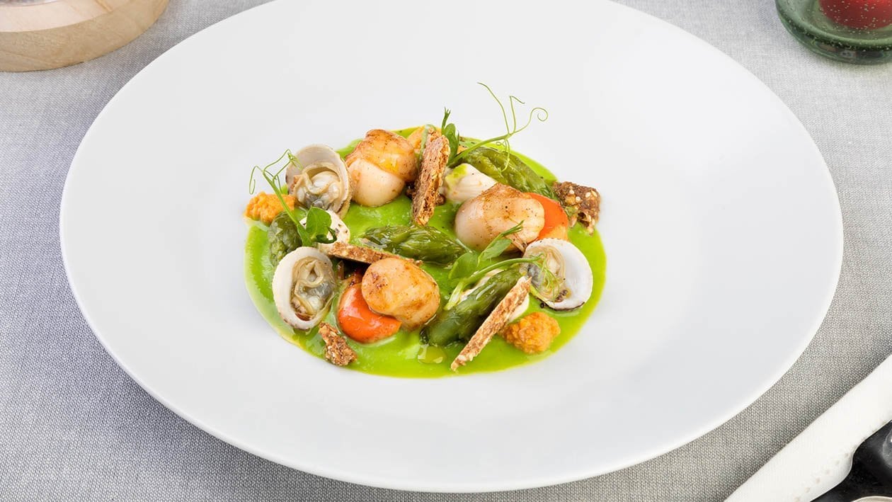 Noce di capasanta arrosto, maionese alla polpa di ricci, asparagi arrosto e crakers al pepe – - Ricetta