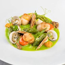 Noce di capasanta arrosto, maionese alla polpa di ricci, asparagi arrosto e crakers al pepe Noce di capasanta arrosto, maionese alla polpa di ricci, asparagi arrosto e crakers al pepe