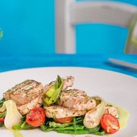 Nodino di maiale alla senape e miele con insalatina di scarola e pomodorino arrostito Nodino di maiale alla senape e miele con insalatina di scarola e pomodorino arrostito
