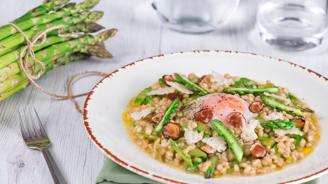 Orzotto agli asparagi con uovo cotto a bassa temperatura e lamelle di porcino secco – - Ricetta Orzotto agli asparagi con uovo cotto a bassa temperatura e lamelle di porcino secco – - Ricetta