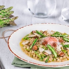 Orzotto agli asparagi con uovo cotto a bassa temperatura e lamelle di porcino secco Orzotto agli asparagi con uovo cotto a bassa temperatura e lamelle di porcino secco