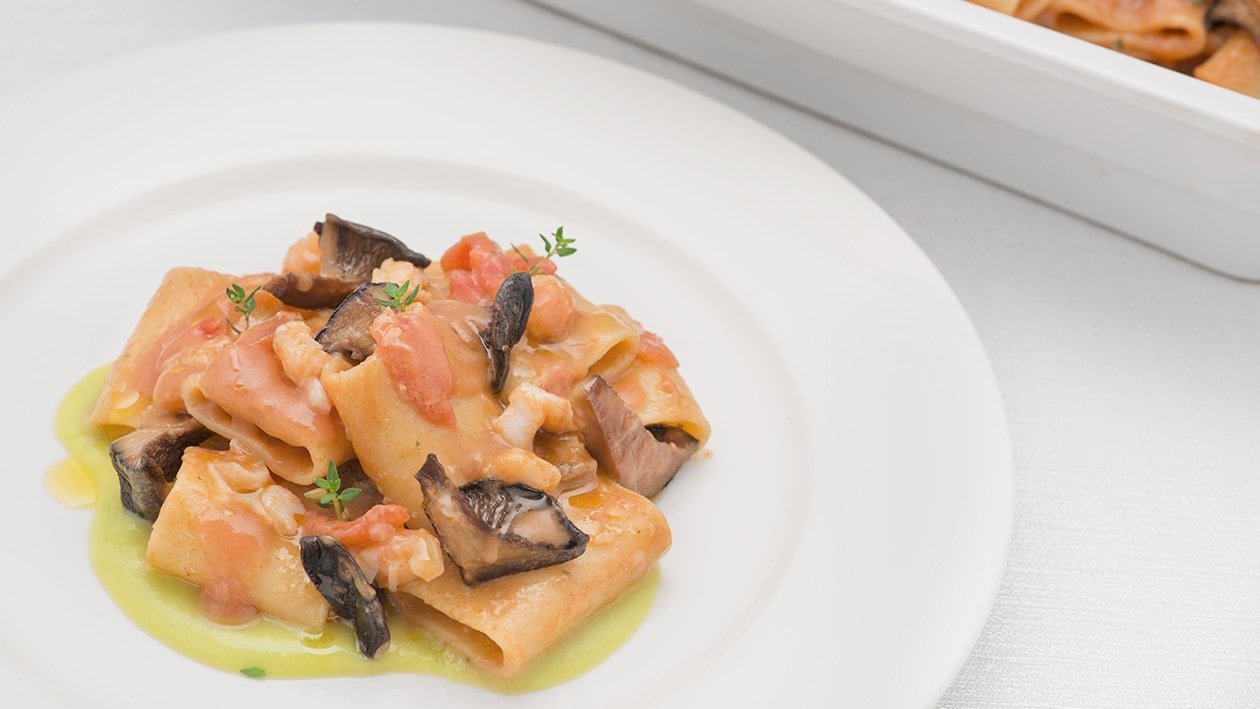 Paccheri ai crostacei con cardoncelli e crema di piselli al lime – - Ricetta