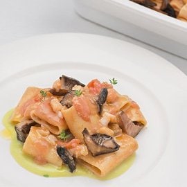 Paccheri ai crostacei con cardoncelli e crema di piselli al lime Paccheri ai crostacei con cardoncelli e crema di piselli al lime