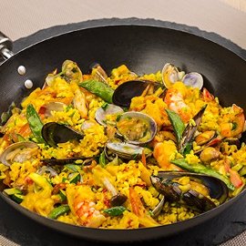 Paella di riso in salsa al curry Paella di riso in salsa al curry