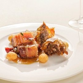 Pancetta di maiale con carciofi, patate e pomodori secchi Pancetta di maiale con carciofi, patate e pomodori secchi