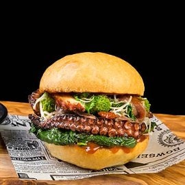 Panino con piovra caramellata in salsa BBQ, friarielli e ricotta affumicata Panino con piovra caramellata in salsa BBQ, friarielli e ricotta affumicata