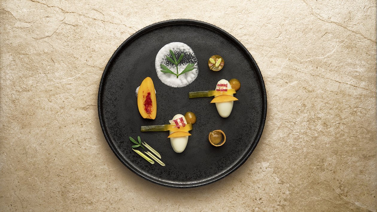 Panna cotta al lemongrass e yogurt con trasparenza di pesche al vino e rabarbaro – - Ricetta