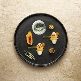 Panna cotta al lemongrass e yogurt con trasparenza di pesche al vino e rabarbaro Panna cotta al lemongrass e yogurt con trasparenza di pesche al vino e rabarbaro