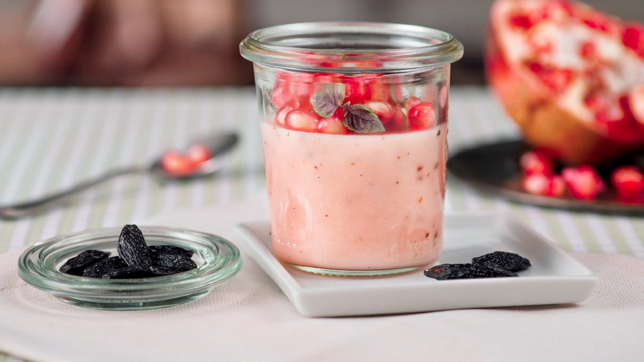 Panna cotta al melograno e fave di tonka – - Ricetta