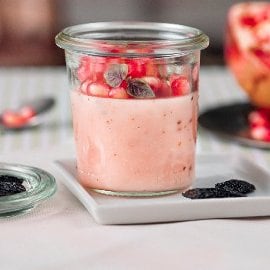 Panna cotta al melograno e fave di tonka Panna cotta al melograno e fave di tonka