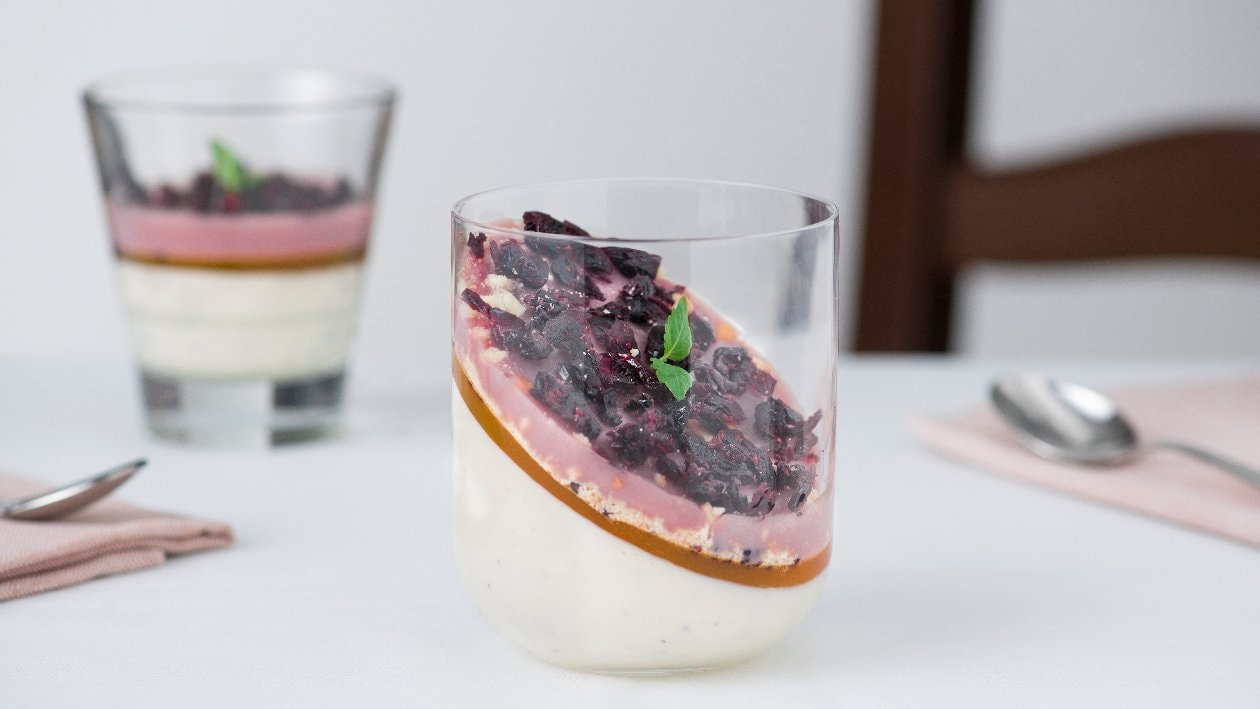Panna cotta alla mela e fave di Tonka con gelè alla pesca e more essiccate – - Ricetta