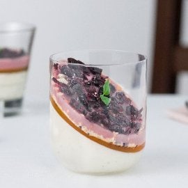 Panna cotta alla mela e fave di Tonka con gelè alla pesca e more essiccate Panna cotta alla mela e fave di Tonka con gelè alla pesca e more essiccate