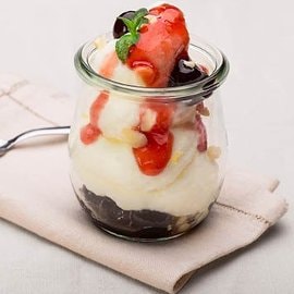panna cotta gluten free al latte di mandorla con amarena e menta panna cotta gluten free al latte di mandorla con amarena e menta