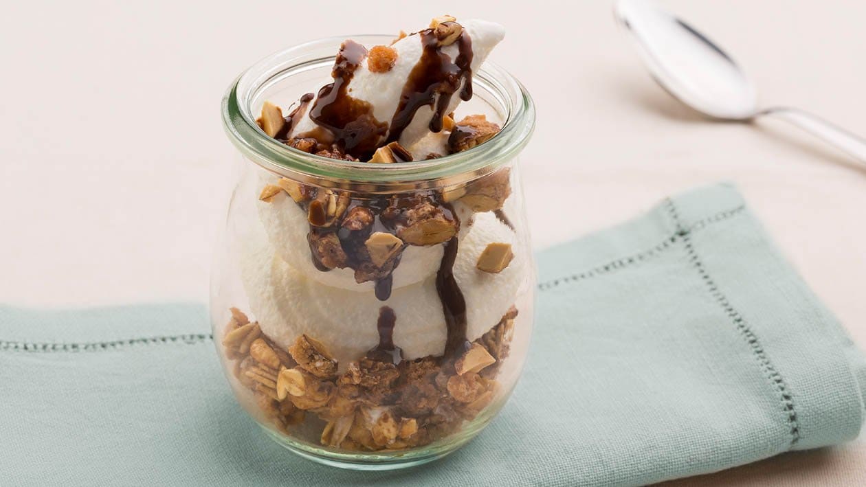 Panna cotta gluten free allo yogurt con avena, mandorle allo zucchero e topping al cacao – - Ricetta