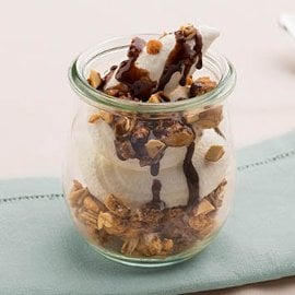 Panna cotta gluten free allo yogurt con avena, mandorle allo zucchero e topping al cacao