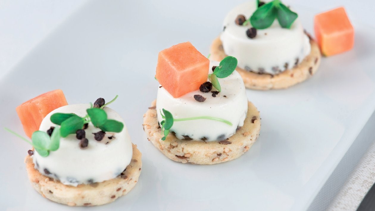 Pannacotta salata al pepe di sichuan, con biscotto ai semi e cubi di papaya – - Ricetta