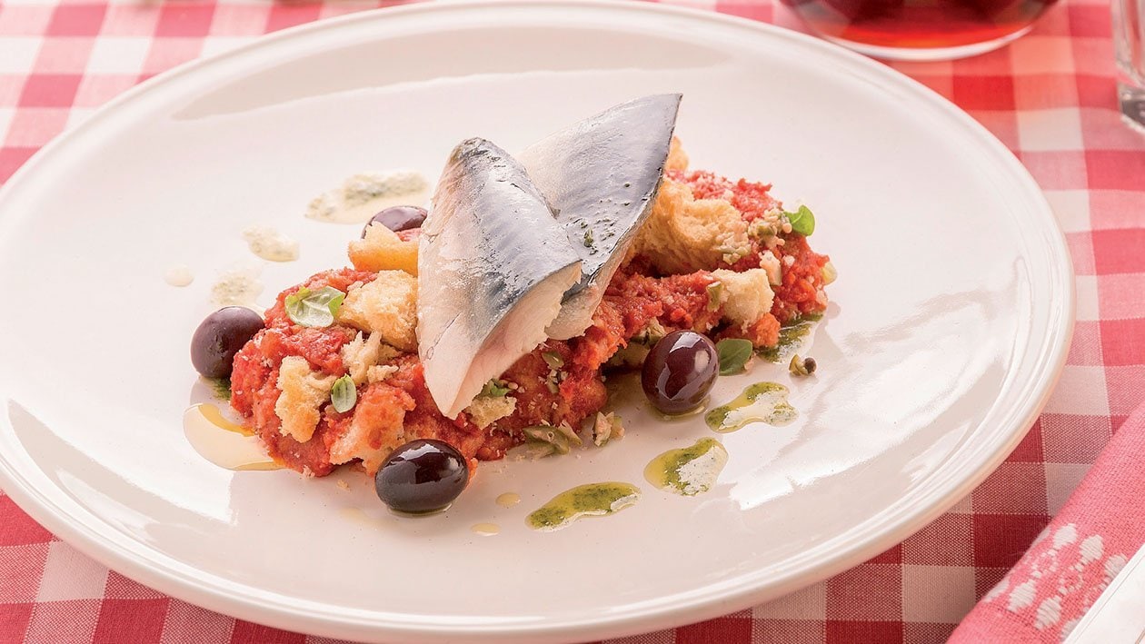 Pappa al pomodoro con filetto di sgombro confit, dressing al basilico e olive taggiasche – - Ricetta