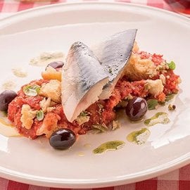 Pappa al pomodoro con filetto di sgombro confit, dressing al basilico e olive taggiasche Pappa al pomodoro con filetto di sgombro confit, dressing al basilico e olive taggiasche