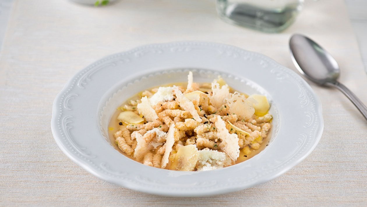 Passatelli in brodo di zenzero con chips di pecorino e olio in polvere – - Ricetta