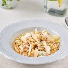 Passatelli in brodo di zenzero con chips di pecorino e olio in polvere Passatelli in brodo di zenzero con chips di pecorino e olio in polvere