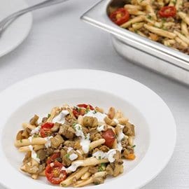Pasta fresca al ragù bianco con melanzane e pomodorini Pasta fresca al ragù bianco con melanzane e pomodorini