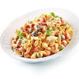 Penne con burrata, olive e salsa ai peperoni secchi Penne con burrata, olive e salsa ai peperoni secchi
