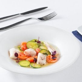 Pescatrice in vasocottura con datterini e zucchine al curry Pescatrice in vasocottura con datterini e zucchine al curry