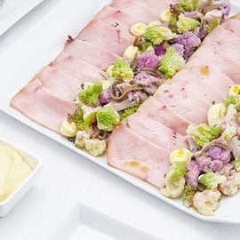 Pesce spada affumicato con cavolfiori, acciuga e maionese allo zafferano e limone Pesce spada affumicato con cavolfiori, acciuga e maionese allo zafferano e limone