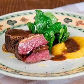 Petto di anatra ripieno di albicocche affumicato con pure di patate alla curcuma Petto di anatra ripieno di albicocche affumicato con pure di patate alla curcuma