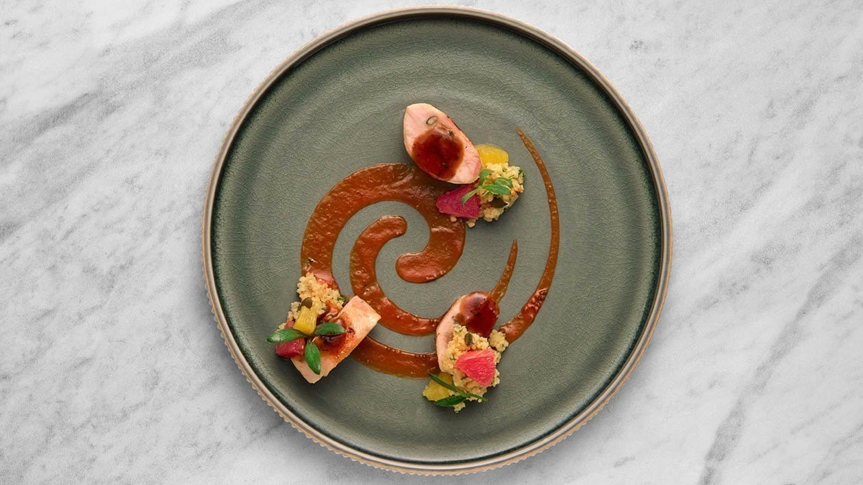 Petto di galletto laccato e farcito con albicocche e semi zucca accompagnato da cous cous agli agrumi e salsa alla diavola – - Ricetta