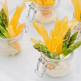 Pinzimonio di asparagi e indivia belga allo zafferano in salsa all'aglio Pinzimonio di asparagi e indivia belga allo zafferano in salsa all'aglio