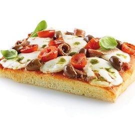 Pizza con mozzarella di bufala e acciughe con salsa di pomodori secchi Pizza con mozzarella di bufala e acciughe con salsa di pomodori secchi