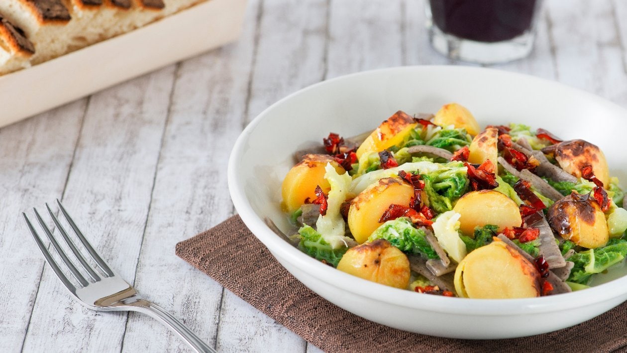 Pizzoccheri di grano saraceno con verza stufata, patate fumè e croccante di peperone crusco