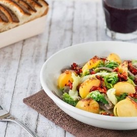 Pizzoccheri di grano saraceno con verza stufata, patate fumè e croccante di peperone crusco