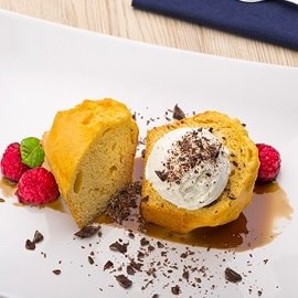 plum cake gluten free con gelato al fiordilatte e scaglie di cioccolato plum cake gluten free con gelato al fiordilatte e scaglie di cioccolato