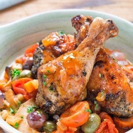 Pollo alla cacciatora con peperoni, olive e funghi Pollo alla cacciatora con peperoni, olive e funghi
