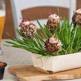 Polpette di chianina ai porcini e mandorle con dressing al pomodoro e senape Polpette di chianina ai porcini e mandorle con dressing al pomodoro e senape