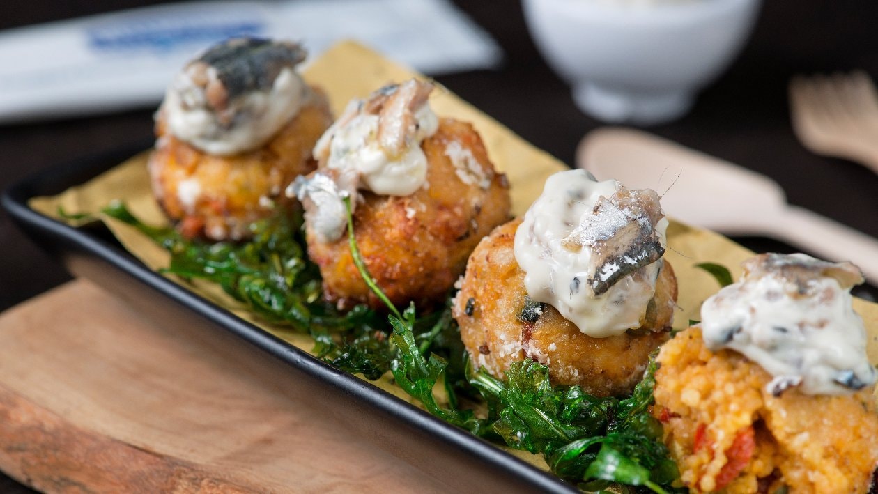 Polpette di cous cous al persico, bacche di goji e maionese alle alici – - Ricetta