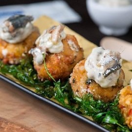 Polpette di cous cous al persico, bacche di goji e maionese alle alici